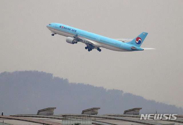[인천공항=뉴시스]박미소 기자 = 지난 25일 신종 코로나바이러스(코로나19) 감염증 화이자 백신을 싣기 위해 인천공항을 통해 네덜란드 암스테르담 스히폴 공항으로 출발한 대한항공 화물기 모습. 2021.02.26. misocamera@newsis.com
