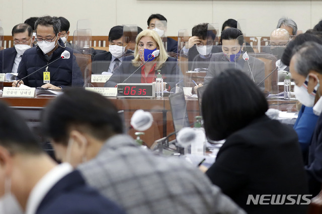 [서울=뉴시스]최동준 기자 = 마리아 카스티요 페르난데즈 주한 유럽연합 대사가 25일 서울 여의도 국회 환경노동위원회에서 열린 탄소중립이행법안 마련을 위한 입법 공청회에서 발언하고 있다. 2021.02.25. photocdj@newsis.com