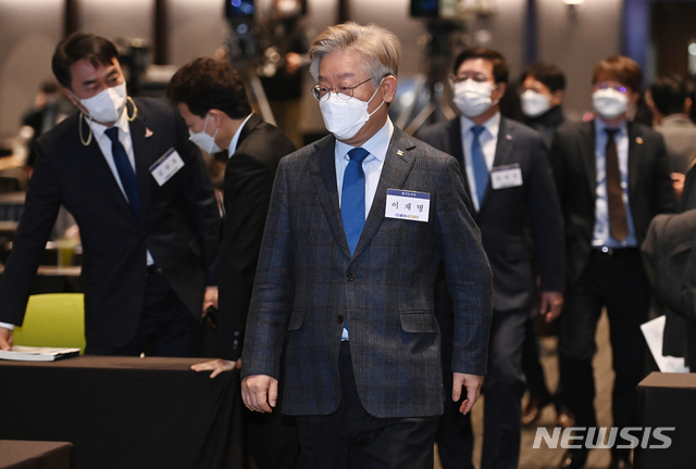 [수원=뉴시스] 김종택기자 = 이재명 경기도지사가 25일 오전 경기도 수원시 영통구 수원컨벤션센터에서 열린 '경기도 기본주택' 컨퍼런스 개막식에 참석하고 있다. 이번 컨퍼런스는 사회적 거리두기 2단계 시행에 따라 온라인으로 진행됐다. 2021.02.25. jtk@newsis.com