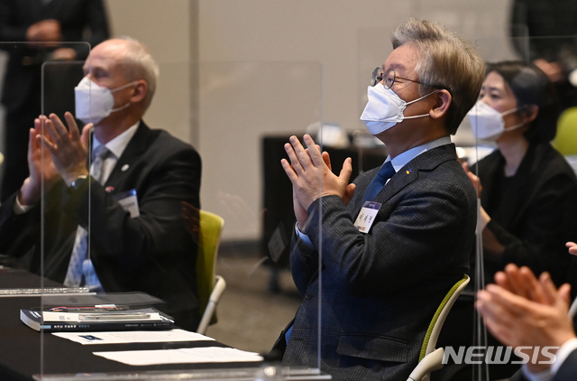 [수원=뉴시스] 김종택기자 = 이재명 경기도지사가 25일 오전 경기도 수원시 영통구 수원컨벤션센터에서 열린 '경기도 기본주택' 컨퍼런스 개막식에서 박수를 치고 있다. 이번 컨퍼런스는 사회적 거리두기 2단계 시행에 따라 온라인으로 진행됐다. 2021.02.25. jtk@newsis.com