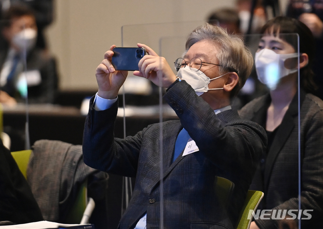 [수원=뉴시스] 김종택기자 = 이재명 경기도지사가 25일 오전 경기도 수원시 영통구 수원컨벤션센터에서 열린 '경기도 기본주택' 컨퍼런스 개막식에서 촬영을 하고 있다. 이번 컨퍼런스는 사회적 거리두기 2단계 시행에 따라 온라인으로 진행됐다. 2021.02.25. jtk@newsis.com