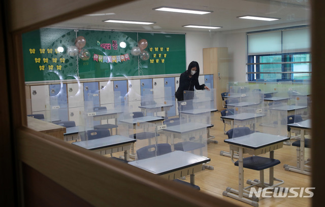 [서울=뉴시스]홍효식 기자 = 25일 오전 서울 영등포구 영신초등학교 1학년 교실에서 담임교사가 다음주 개학을 앞두고 신입생 맞을 준비를 하고 있다. (공동취재사진) 2021.02.25. photo@newsis.com
