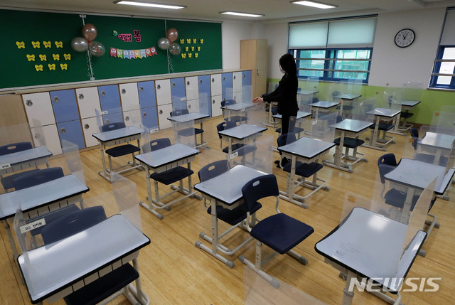 [서울=뉴시스]홍효식 기자 = 25일 오전 서울 영등포구 영신초등학교 1학년 교실에서 담임교사가 다음주 개학을 앞두고 신입생 맞을 준비를 하고 있다. (공동취재사진) 2021.02.25. photo@newsis.com