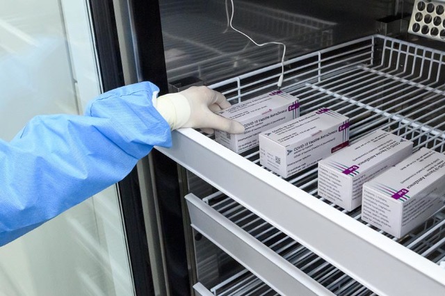 [서울=뉴시스]신종 코로나바이러스 감염증(코로나19) 백신 접종을 하루 앞둔 25일 서울 양천구보건소에서 관계자들이 아스트라제네카 백신을 옮기고 있다. (사진=양천구 제공) 2021.02.25. photo@newsis.com