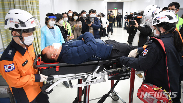 [대구=뉴시스] 이무열 기자 = 지난 2월25일 오전 대구 중구 대구동산병원 별관 대구 1호 예방접종센터에서 열린 백신 접종 모의훈련에서 119구급대원이 백신 접종 후 중증 알레르기 반응인 ‘아나필락시스’가 발생한 환자에 대해 응급이송 시연을 하고 있다. 2021.02.25. lmy@newsis.com