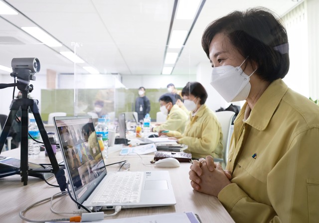 [서울=뉴시스]유은혜 부총리 겸 교육부 장관이 25일 서울 종로구 EBS 온라인클래스 기술상황실을 방문해 원격수업운영 준비상황 점검 및 교사간담회를 하고 있다. (사진=교육부 제공) 2021.02.25. photo@newsis.com *재판매 및 DB 금지