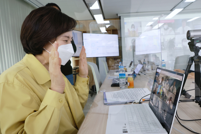 [서울=뉴시스]유은혜 부총리 겸 교육부 장관이 25일 서울 종로구 EBS 온라인클래스 기술상황실을 방문해 원격수업운영 준비상황 점검 및 교사간담회를 하고 있다. (사진=교육부 제공) 2021.02.25. photo@newsis.com *재판매 및 DB 금지