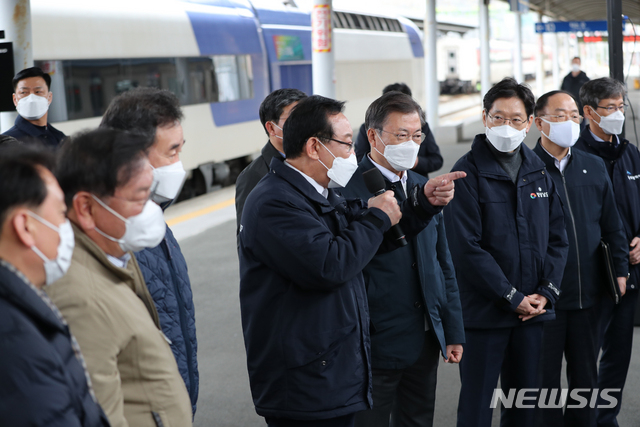 [부산=뉴시스]박영태 기자 = 문재인 대통령이 25일 오후 부산 부산진구 부전동 부전역에서 열린 ‘동남권 메가시티 구축 전략 보고’ 행사에 참석해 송철호 울산광역시장으로부터‘동남권 광역교통망 구축’등을 골자로 하는 생활공동체 조성 방안과‘동남권 광역특별연합’이라는 행정공동체 구성 계획 발표를 듣고 있다.부전역은 동남권 메가시티 핵심 인프라인 동남권 광역철도의 요충지다. 이번 행사는 ‘한국판 뉴딜 현장을 가다’ 열한 번째 현장 행보이자,한국판 뉴딜의 핵심인‘지역균형 뉴딜 투어’로서는 두 번째 행보다. 2021.02.25. since1999@newsis.com