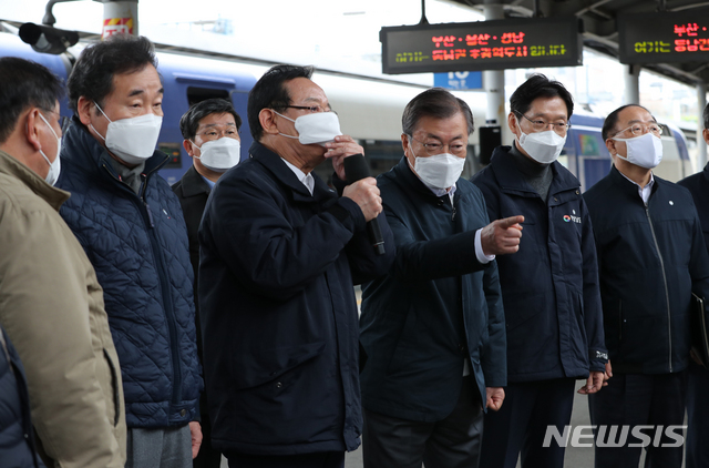 [부산=뉴시스]박영태 기자 = 문재인 대통령이 25일 오후 부산 부산진구 부전동 부전역에서 열린 ‘동남권 메가시티 구축 전략 보고’ 행사에 참석해 송철호 울산광역시장으로부터‘동남권 광역교통망 구축’등을 골자로 하는 생활공동체 조성 방안과‘동남권 광역특별연합’이라는 행정공동체 구성 계획 발표를 듣고 있다.부전역은 동남권 메가시티 핵심 인프라인 동남권 광역철도의 요충지다. 이번 행사는 ‘한국판 뉴딜 현장을 가다’ 열한 번째 현장 행보이자,한국판 뉴딜의 핵심인‘지역균형 뉴딜 투어’로서는 두 번째 행보다. 2021.02.25. since1999@newsis.com