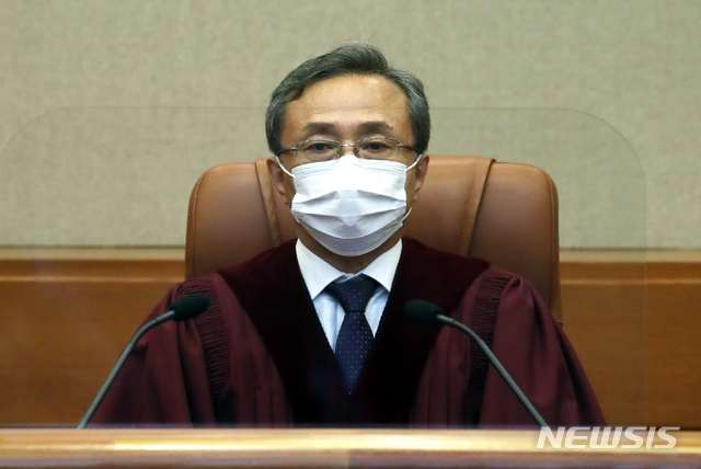 [서울=뉴시스]이윤청 기자 = 유남석 헌법재판소장이 25일 서울 종로구 헌법재판소 대심판정에 앉아 있다. 2021.02.25. radiohead@newsis.com