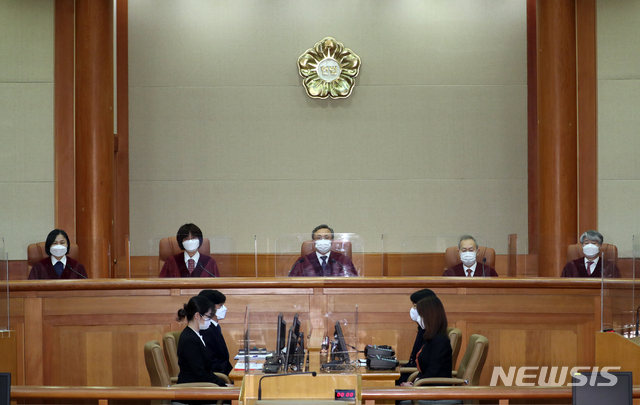 [서울=뉴시스]이윤청 기자 = 유남석 헌법재판소장과 재판관들이 25일 서울 종로구 헌법재판소 대심판정에 입장해 자리하고 있다. 이날 헌재는 양심적 예비군 훈련 거부를 처벌하는 법 조항에 관한 위헌법률심판제청 사건, 전남·경남 해상경계선 설정에 관한 권한쟁의심판 사건, 사실적시 명예훼손죄에 관한 헌법소원심판 사건 등에 대해 선고한다. 2021.02.25. radiohead@newsis.com
