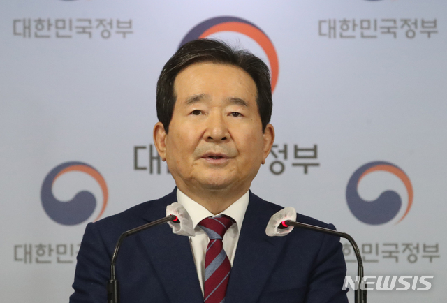 [서울=뉴시스]김명원 기자 = 정세균 국무총리가 25일 서울 종로구 정부서울청사 합동브리핑실에서 열린 개방형 첫 정례브리핑에서 출입처 중심 기자단 운영 지원 개선방안 및 주요 정책현안을 발표하고 있다.&nbsp; 2021.02.25. kmx1105@newsis.com