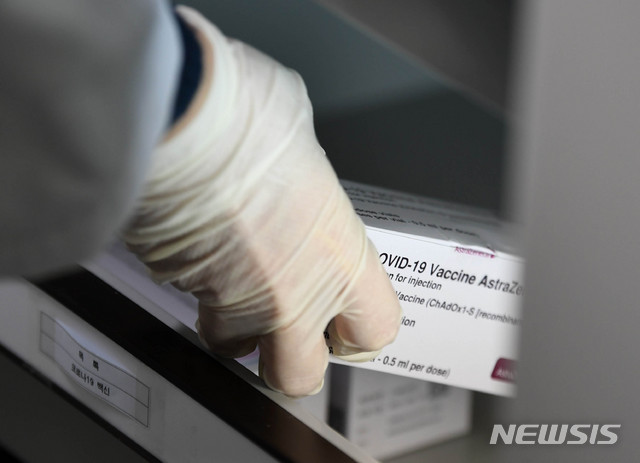 [서울=뉴시스]조수정 기자 = 국내 첫 코로나19 백신 접종을 하루 앞둔 25일 오후 서울 송파구보건소에서 의료진이 아스트라제네카(AZ) 백신을 검수하고 있다. (공동취재사진) 2021.02.25. photo@newsis.com