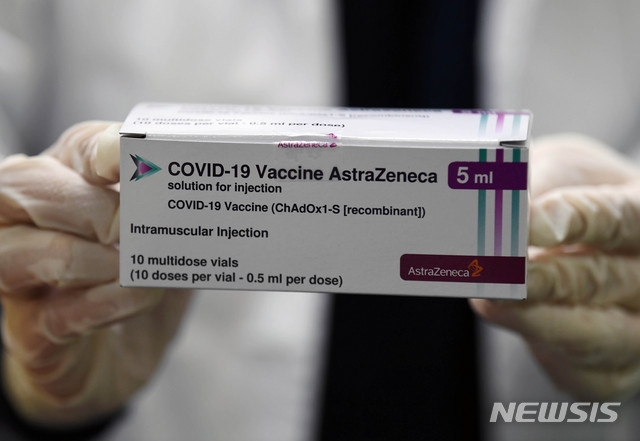 [서울=뉴시스]조수정 기자 = 국내 첫 코로나19 백신 접종을 하루 앞둔 25일 오후 서울 송파구보건소에서 의료진이 아스트라제네카(AZ) 백신을 검수하고 있다. (공동취재사진) 2021.02.25. photo@newsis.com