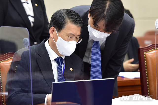 [서울=뉴시스]김진아 기자 = 은성수 금융위원장이 25일 서울 여의도 국회에서 열린 정무위원회 전체회의에서 관계자와 대화를 하고 있다. (공동취재사진) 2021.02.25. photo@newsis.com