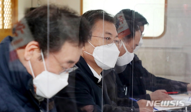 [부산=뉴시스]박영태 기자 = 문재인 대통령이 25일 부산에서 열린 ‘동남권 메가시티 구축 전략 보고’에 참석, 가덕도 공항 후보지로 이동하는 선상에서 열린 '가덕도 공항 보고 및 동남권 메가 시티 간담회'에 참석해 이병진 부산시장 권한대행으로 부터 관련보고를 받고 있다. 2021.02.25. since1999@newsis.com