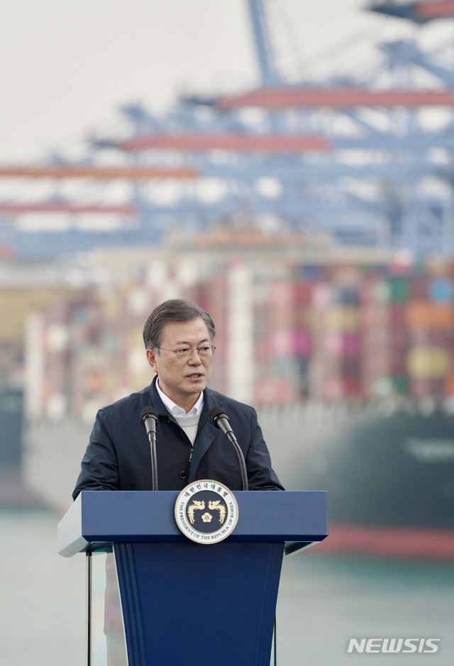 [부산=뉴시스]박영태 기자 = 문재인 대통령이 25일 부산신항 다목적부두에 위치한 해양대학교 실습선 한나라호에 마련된 보고회장에서 열린 ‘동남권 메가시티 구축 전략 보고’에 참석해 발언하고 있다. 2021.02.25. since1999@newsis.com