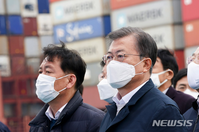 [부산=뉴시스]박영태 기자 = 문재인 대통령이 25일 부산신항 다목적부두에 위치한 해양대학교 실습선 한나라호에 마련된 보고회장에서 열린 ‘동남권 메가시티 구축 전략 보고’에 참석해 김경수 경상남도지사로부터 경제공동체 구축방안 보고를 받고 있다. 2021.02.25. since1999@newsis.com