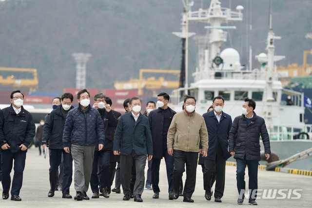 [부산=뉴시스]박영태 기자 = 문재인 대통령이 25일 부산에서 열린 ‘동남권 메가시티 구축 전략 보고’에 참석, 가덕도 공항 예정지를 선상 시찰한 후 어업지도선에서 내려 부산신항 다목적부두에 위치한 해양대학교 실습선 한나라호로 이동하고 있다. 2021.02.25. since1999@newsis.com