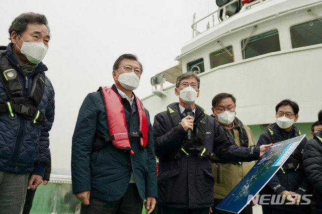 [부산=뉴시스]박영태 기자 = 문재인 대통령이 25일 부산에서 열린 ‘동남권 메가시티 구축 전략 보고’에 참석, 가덕도 공항 예정지를 선상 시찰하며 이병진 부산시장 권한대행으로 부터 설명을 듣고 있다. 2021.02.25. since1999@newsis.com