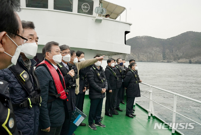 [부산=뉴시스]박영태 기자 = 문재인 대통령이 25일 부산에서 열린 ‘동남권 메가시티 구축 전략 보고’에 참석, 가덕도 공항 예정지를 선상 시찰하며 이병진 부산시장 권한대행으로 부터 설명을 듣고 있다. 2021.02.25. since1999@newsis.com