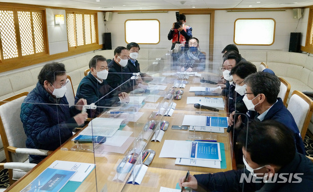 [부산=뉴시스]박영태 기자 = 문재인 대통령이 25일 부산에서 열린 ‘동남권 메가시티 구축 전략 보고’에 참석, 가덕도 공항 후보지로 이동하는 선상에서 열린 '가덕도 공항 보고 및 동남권 메가 시티 간담회'에 참석해 이병진 부산시장 권한대행으로 부터 관련보고를 받고 있다. 2021.02.25. since1999@newsis.com