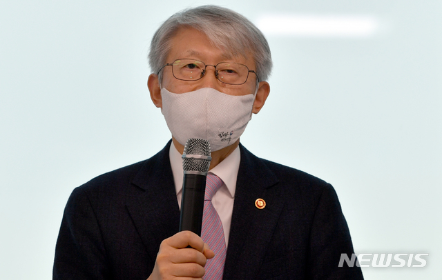 [고흥=뉴시스]류형근 기자 = 최기영 과학기술정보통신부 장관이 25일 오후 전남 고흥군 나로우주센터에서 진행된 한국형발사체 '누리호' 1단 추진기관 2차 연소시험에 대해 설명하고 있다. 2021.02.25. hgryu77@newsis.com