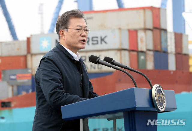 [부산=뉴시스]박영태 기자 = 문재인 대통령이 25일 부산신항 다목적부두에 위치한 해양대학교 실습선 선상에서 열린 ‘동남권 메가시티 구축 전략 보고’에 참석해 발언하고 있다. 2021.02.25. since1999@newsis.com