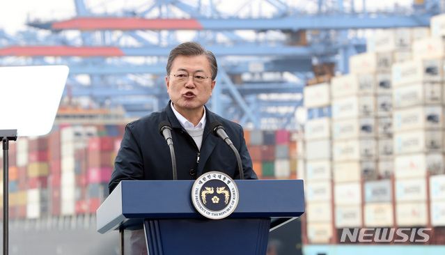 [부산=뉴시스]박영태 기자 = 문재인 대통령이 25일 부산신항 다목적부두에 위치한 해양대학교 실습선 선상에서 열린 ‘동남권 메가시티 구축 전략 보고’에 참석해 발언하고 있다. 2021.02.25. since1999@newsis.com