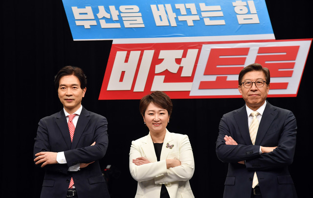 [부산=뉴시스] 하경민 기자 = 국민의힘 부산시장 보궐선거 경선 마지막 합동토론회가 열린 25일 오후 부산 해운대구 KNN방송국 스튜디오에서 예비후보들이 토론에 앞서 기념촬영을 하고 있다. 왼쪽부터 박성훈·이언주·박형준 예비후보. 2021.02.25. yulnetphoto@newsis.com