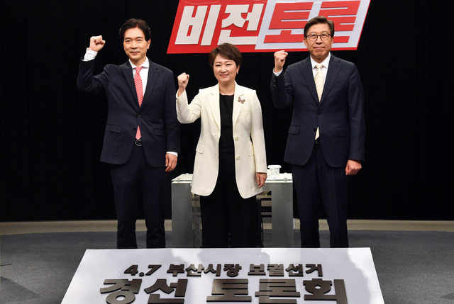 [부산=뉴시스] 하경민 기자 = 국민의힘 부산시장 보궐선거 경선 마지막 합동토론회가 열린 25일 오후 부산 해운대구 KNN방송국 스튜디오에서 예비후보들이 토론에 앞서 기념촬영을 하고 있다. 왼쪽부터 박성훈·이언주·박형준 예비후보. 2021.02.25. yulnetphoto@newsis.com