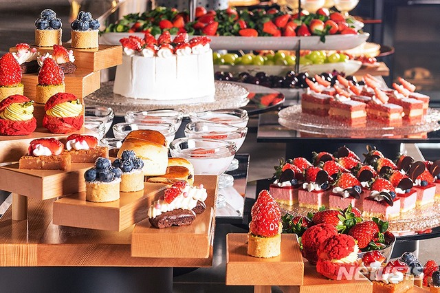 [서울=뉴시스]파라다이스시티&nbsp; '가든 바이 라쿠'의 '스트로베리 블라썸'