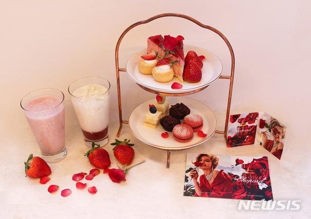 [서울=뉴시스]호텔현대 바이 라한 울산 '스트로베리 애프터눈티 세트'