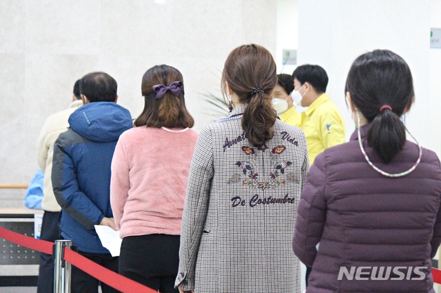 [대구=뉴시스]이지연 기자 = 26일 대구 달서구보건소에서 요양시설 종사자들이 코로나19 백신 예방접종을 위해 대기하고 있다. 2021.02.26. ljy@newsis.com 