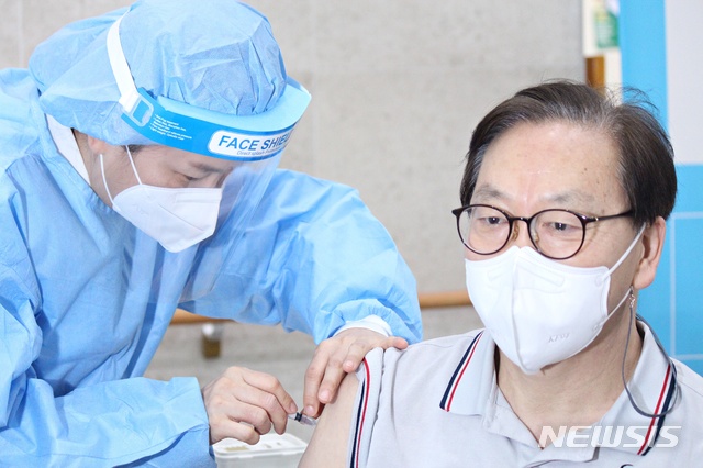 [대구=뉴시스]이지연 기자 = 대구 달서구 진천동의 김동성 대구샘노인요양센터 원장이 코로나19 예방접종을 하고 있다. 2021.02.26. ljy@newsis.com 