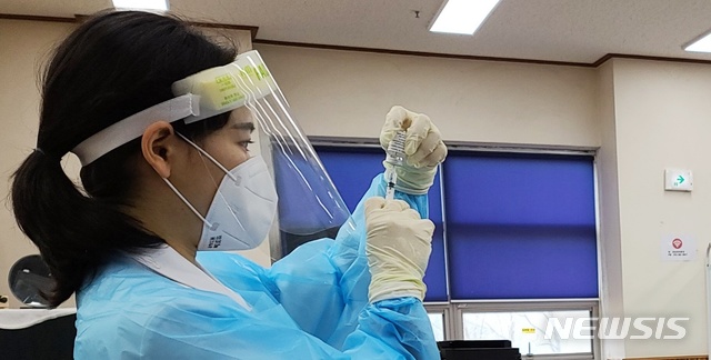 [대구=뉴시스]김정화 기자 = 신종 코로나바이러스 감염증(코로나19) 백신 접종이 시작된 26일 오전 대구 동구 진명고향마을에서 아스트라제네카(AZ) 백신 1회차 접종에 앞서 의료진이 주사기에 백신을 채우고 있다. 2021.02.26. jungk@newsis.com 