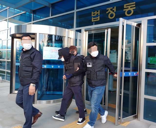 [서울=뉴시스] 김승민 수습기자= 서울북부지법 김용찬 영장전담 판사는 26일 오전 10시30분부터 30분간 폭행 및 특수상해 혐의를 받는 60대 남성 A씨에 대한 구속영장 심사를 진행했다. *재판매 및 DB 금지