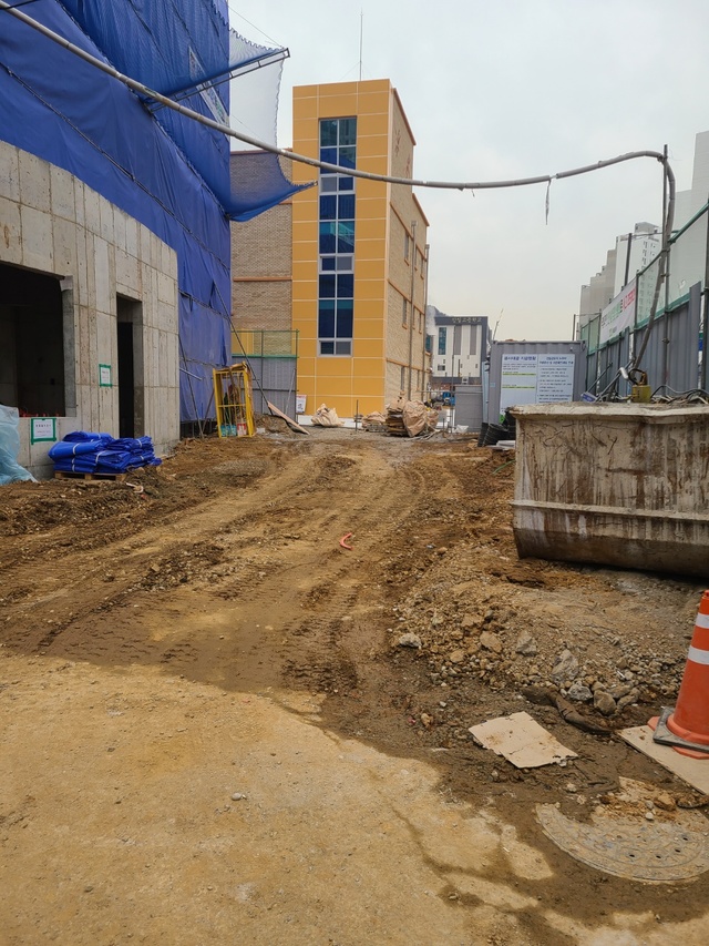  【하남=뉴시스】김동욱 기자 = 신우초 병설유치원이 다음 달 8일 개원을 앞둔 가운데 바로 옆 신우초에서는 공사가 한창인 모습. 2021.02.26. kdw0379@newsis.com *재판매 및 DB 금지