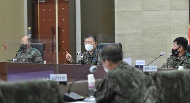 [서울=뉴시스] 원인철(왼쪽 둘째) 합참의장이 26일 열린 ‘긴급 작전지휘관 회의’에서 참석자들에게 “절치부심의 절박한 심정으로 경계작전의 취약점을 다시 한번 점검·보완하고 작전기강을 확립해 환골탈태함으로써 국민의 신뢰를 회복하자”고 강조했다. 2021.02.26. (사진=합참 제공) *재판매 및 DB 금지