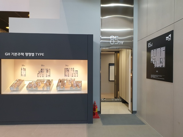 [수원=뉴시스] 이병희 기자 = 경기 수원시 영통구 이의동 광교신청사 옆에 위치한 '경기도 기본주택 홍보관'. 2021.02.26. iambh@newsis.com *재판매 및 DB 금지