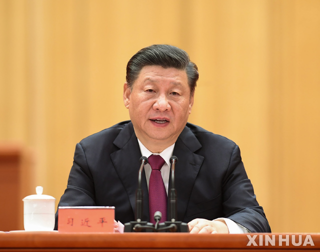 [베이징=신화/뉴시스]시진핑 중국 국가주석이 25일 중국 베이징 인민대회당에서 열린 '전국 탈빈곤 총결 표창대회'에 참석해 연설하고 있다. 중국의 탈빈곤 성과를 기념하고 모범적인 빈곤 퇴치 공로자들을 표창하는 이 자리에서 시 주석은 "탈빈곤 사업에서 전면적인 승리를 거뒀다”라며 중국에서 빈곤 인구가 사라졌다고 선언했다. 2021.02.26. 