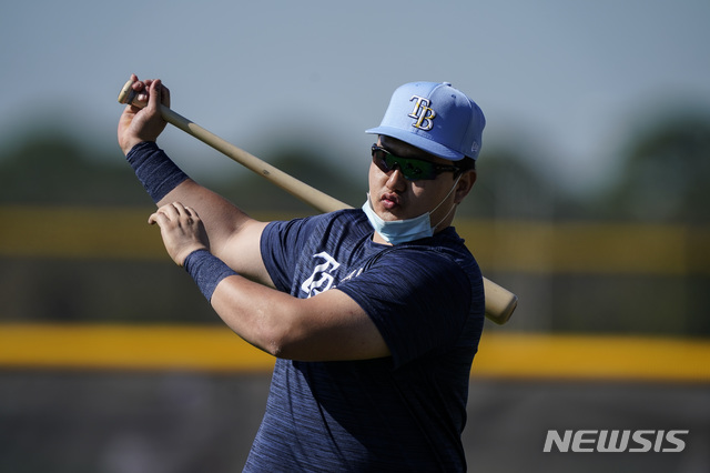 [포트샬럿=AP/뉴시스]탬파베이 레이스 최지만이 25일(현지시간) 미 플로리다주 포트샬럿에서 열린 스프링캠프에 참가해 방망이를 휘두르고 있다. 2021.02.26. 