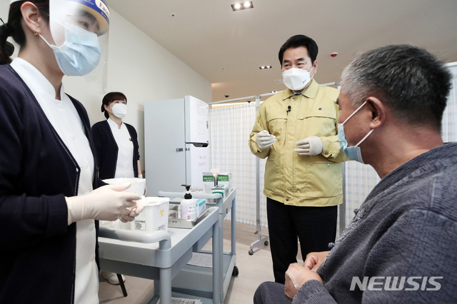 [용인=뉴시스] 경기사진공동취재단 = 백군기 용인시장이 코로나19 백신 접종이 시작된 26일 오전 경기도 용인시 흥덕우리요양병원을 방문해 접종을 마친 용인시 1호 접종자와 대화하고 있다. 2021.02.26. photo@newsis.com