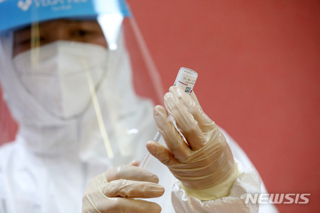 [서울=뉴시스]김선웅 기자 = 코로나19 아스트라제네카 백신 첫 접종이 시작된 26일 서울 광진구보건소에서 의료진이 요양시설 종사자에게 예방접종을 실시하고 있다. 2021.02.26. mangusta@newsis.com