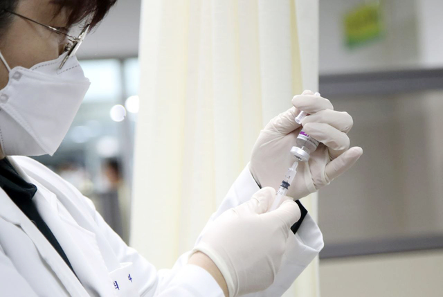 [군산=뉴시스] 김얼 기자 = 아스트라제네카(AZ)사가 개발한 신종 코로나바이러스 감염증(코로나19) 백신 접종이 시작된 지난달 26일 전북 군산시 군산시보건소에서 전북 1호 접종자에게 놓을 백신을 준비하고 있다. (사진=전북도청 제공) 2021.02.26. pmkeul@newsis.com *재판매 및 DB 금지