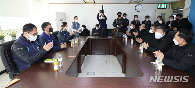 [서울=뉴시스]조수정 기자 = 양경수(왼쪽 두번째) 전국민주노동조합총연맹(민주노총) 위원장과 김동명(오른쪽 두번째) 한국노동조합총연맹(한국노총) 위원장이 26일 오전 서울 영등포구 한국노총 위원장실에서 열린 양대노총 상견례에서 박수치고 있다. 2021.02.26. chocrystal@newsis.com