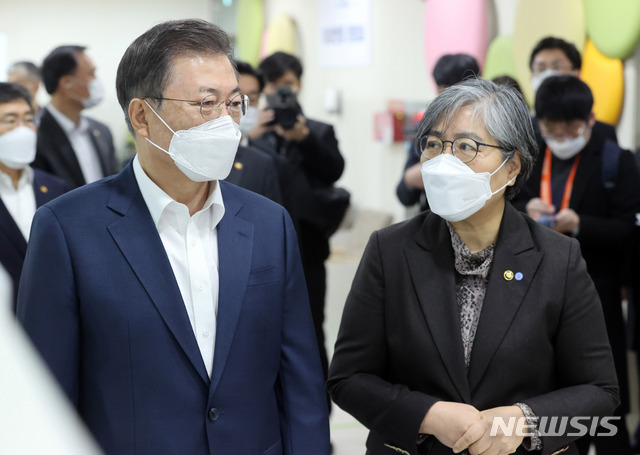 [서울=뉴시스]추상철 기자 = 문재인 전 대통령과 정은경 보건복지부 장관이 코로나19 백신 부실 관리 의혹으로 인해 경찰 조사를 받는 가운데 나경원 국민의힘 의원은 "사필귀정"이라고 했다. 사진은 2021년 백신 접종을 참관한 문 전 대통령이 정은경 당시 질병관리청장으로부터 보고 받는 모습. 2021.02.26. scchoo@newsis.com