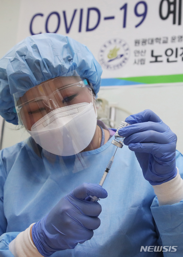 [안산=뉴시스] 경기사진공동취재단 = 신종 코로나바이러스 감염증(코로나19) 백신 접종이 시작된 26일 오전 경기도 안산시 상록구 사동 안산시립노인전문병원에서 윤정미 수간호사가 아스트라제네카(AZ) 백신 접종을 준비하고 있다. 2021.02.26.photo@newsis.com