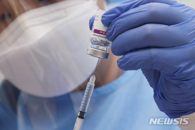 [안산=뉴시스] 경기사진공동취재단 = 신종 코로나바이러스 감염증(코로나19) 백신 접종이 시작된 26일 오전 경기도 안산시 상록구 사동 안산시립노인전문병원에서 윤정미 수간호사가 아스트라제네카(AZ) 백신 접종을 받고 있다. 2021.02.26. photo@newsis.com