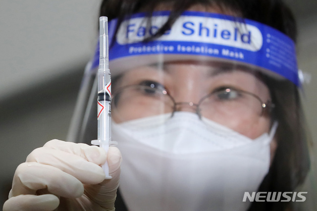 [대구=뉴시스] 이무열 기자 = 신종 코로나바이러스 감염증(코로나19) 백신 접종이 시작된 26일 오전 대구 북구 한솔요양병원에서 요양병원 종사자가 백신이 담긴 주사기를 보여주고 있다. 2021.02.26. lmy@newsis.com